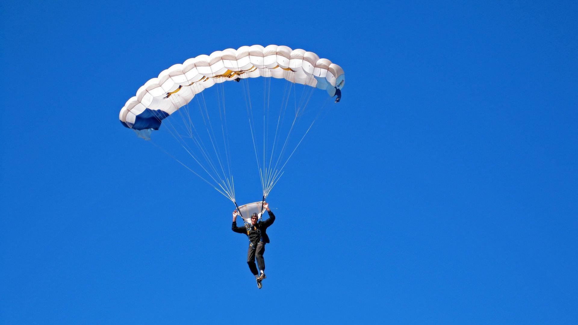 传统竹竿舞竞技，民族文化的青春展演，民俗文化竹竿舞